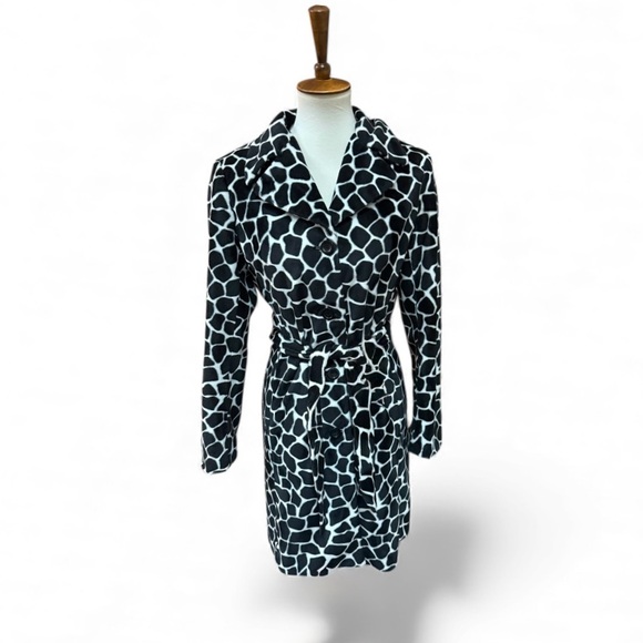 Bebe Black and White Pattern Coat with Faux Velvet Fur and Purple Lining Size XS - Picture 1 of 4